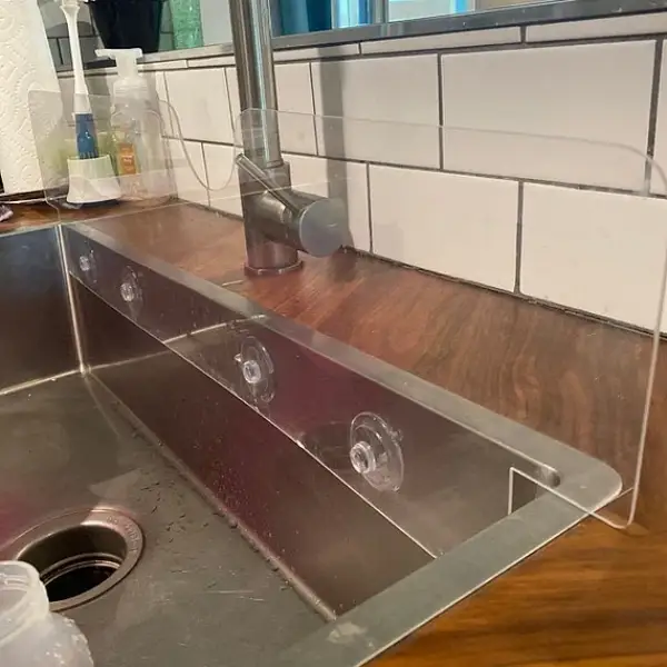 Undermount Sink with Splash Guard